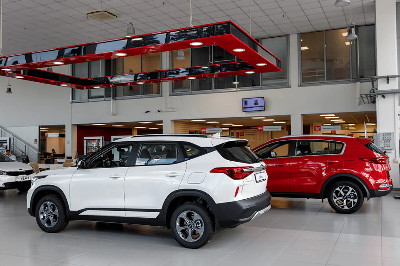 Продажи новых автомобилей в России рухнули на 63 процента по сравнению с прошлым годом