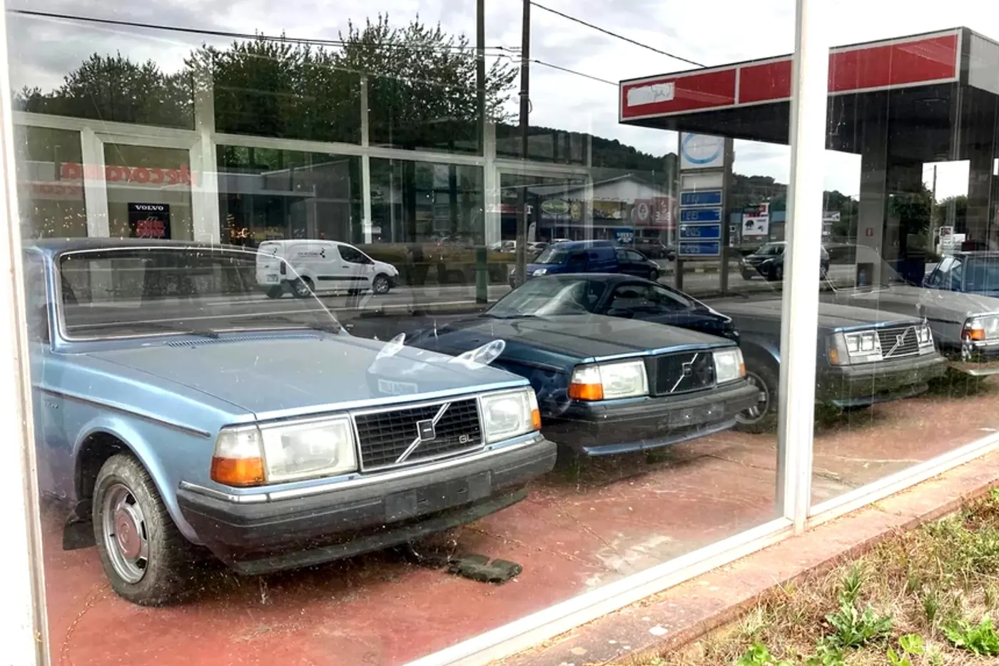 Забытый всеми автосалон со старыми Volvo без пробега обнаружили в Бельгии