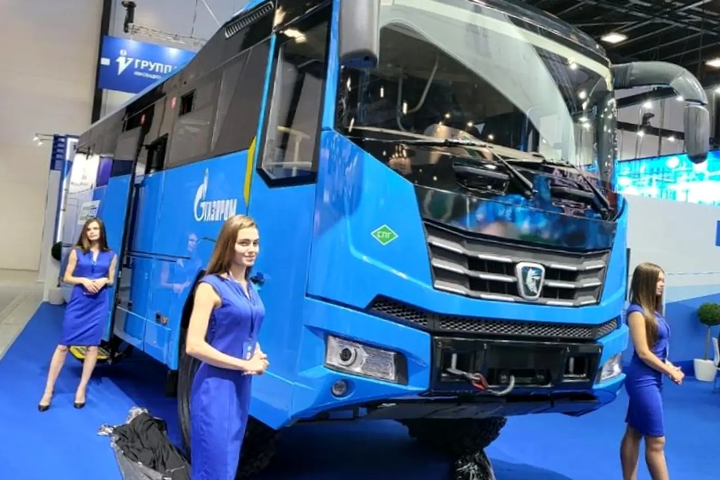 Автобус-вездеход КАМАЗ-6520 представлен в металле. Показаны варианты планировки