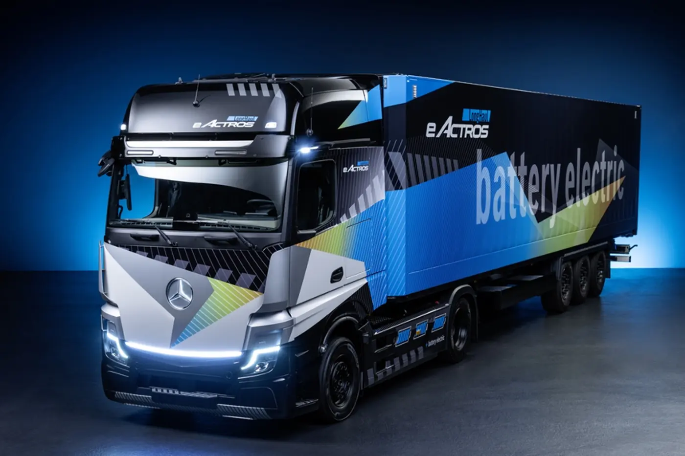 Электрический тягач Mercedes-Benz eActros LongHaul сможет проезжать на одном заряде 500 километров