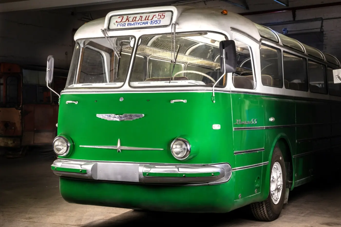 Раритетный автобус Ikarus 55 восстановили до заводского состояния в Москве