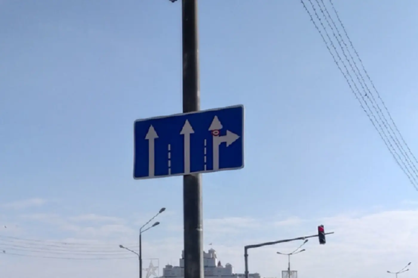 Злая шутка или "креатив" дорожных служб? В центре появился дорожный знак, "нарисованный" скотчем