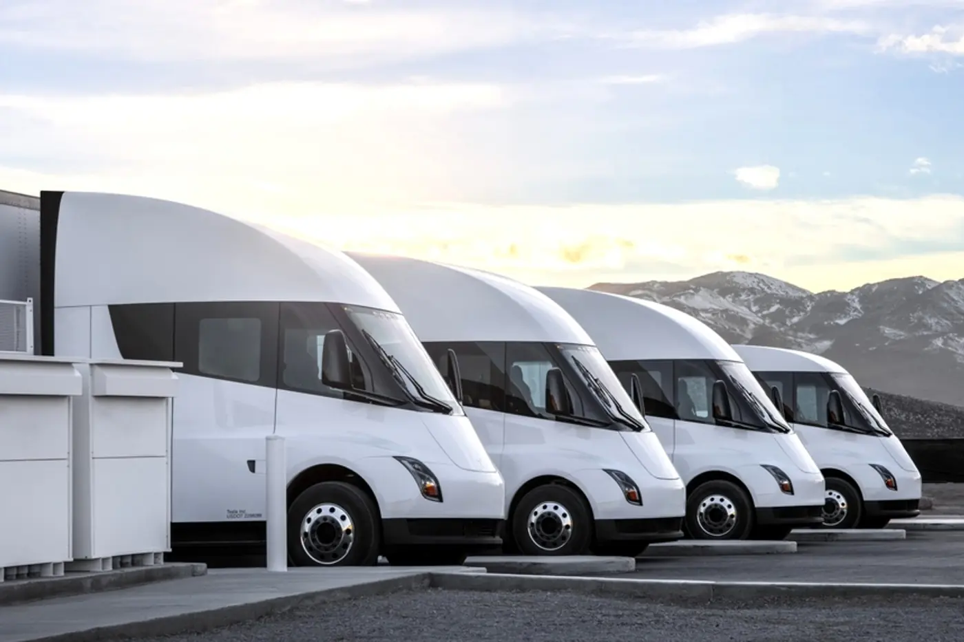Серийное производство электрических тягачей Tesla Semi наконец стартовало – об этом объявил Илон Маск