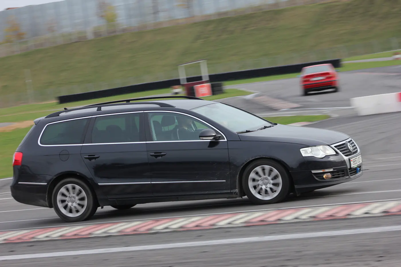 Passat B6 и Audi 100 сразились на трассе в Стайках. Кто кого?