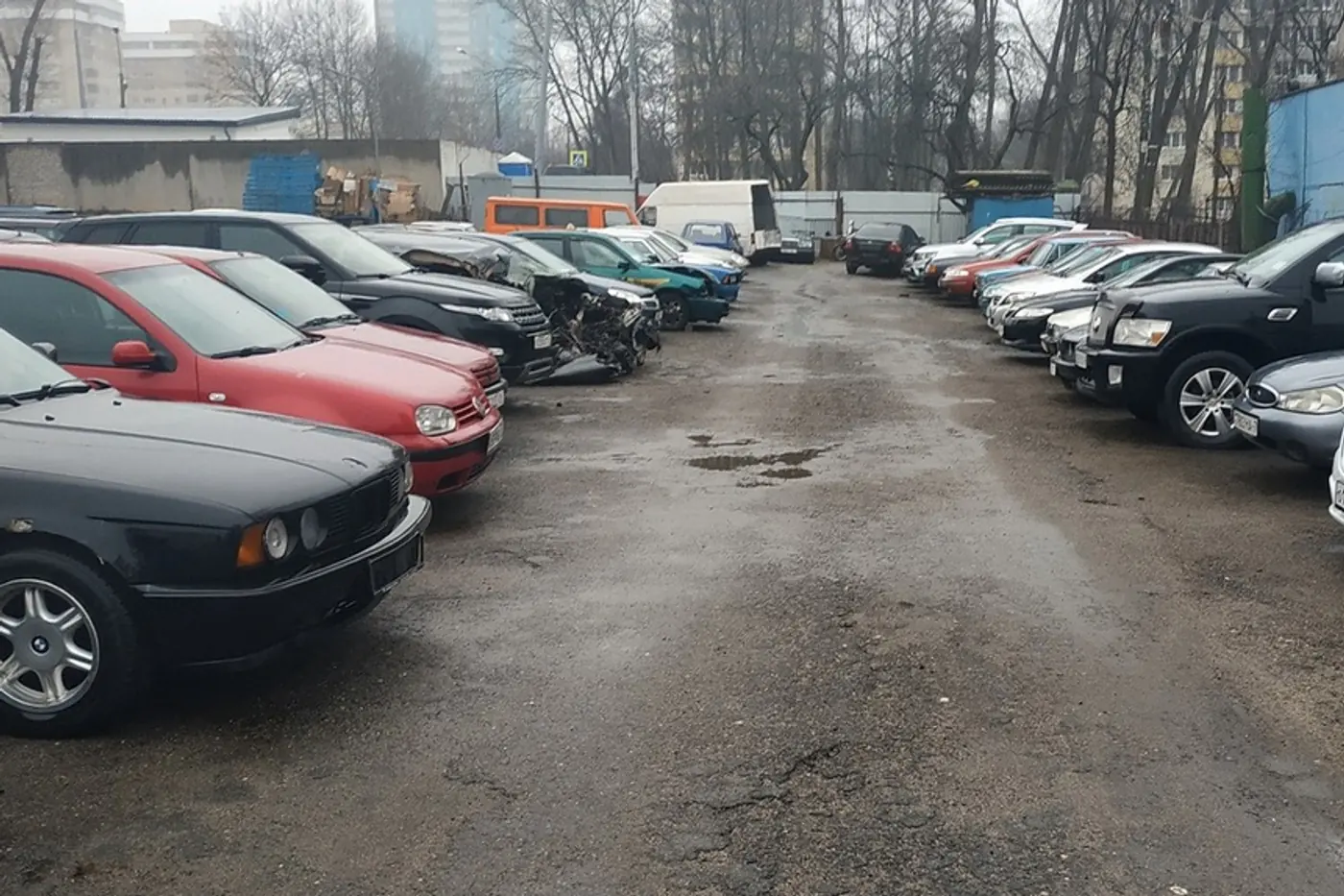 "Гражданам России отдавать машину не имеем права". Возврат авто со штрафстоянки стал приключением