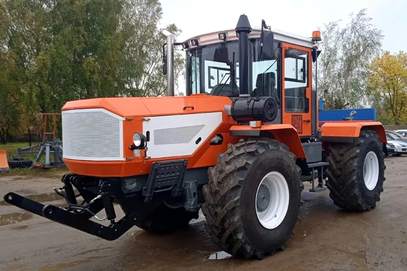В России представили еще одного "наследника" культового трактора Т-150К