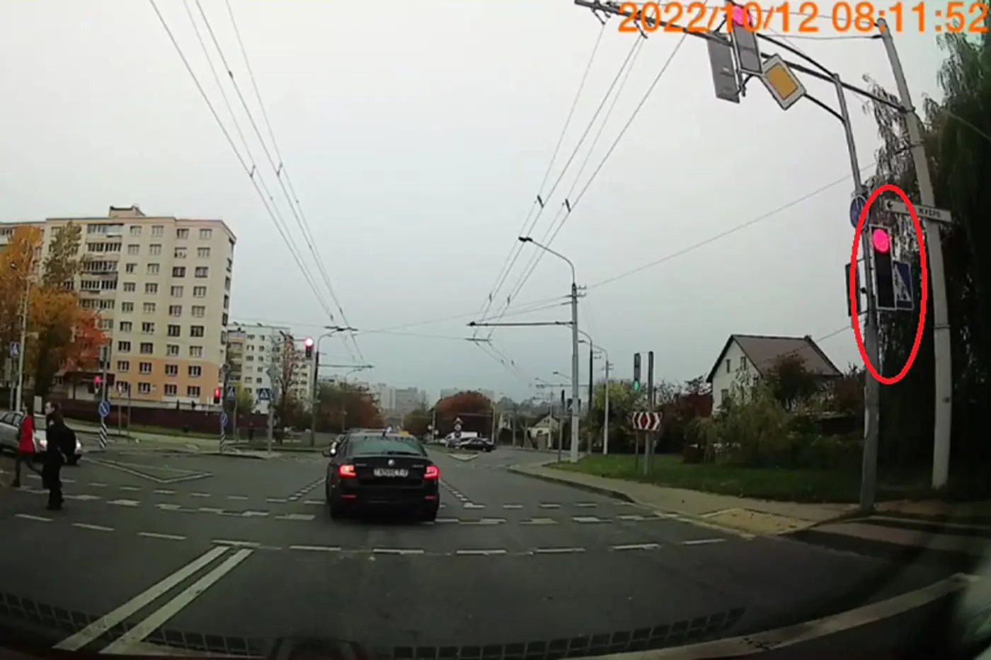 Задачка: посчитайте нарушения водителя Skoda за минуту. А сколько их за день? Видео очевидца