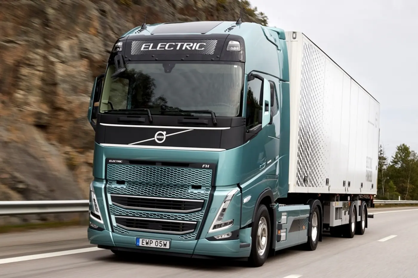 Volvo Trucks поставит первые 20 электрических FH Electric компании Amazon до конца года. На что способны эти тягачи