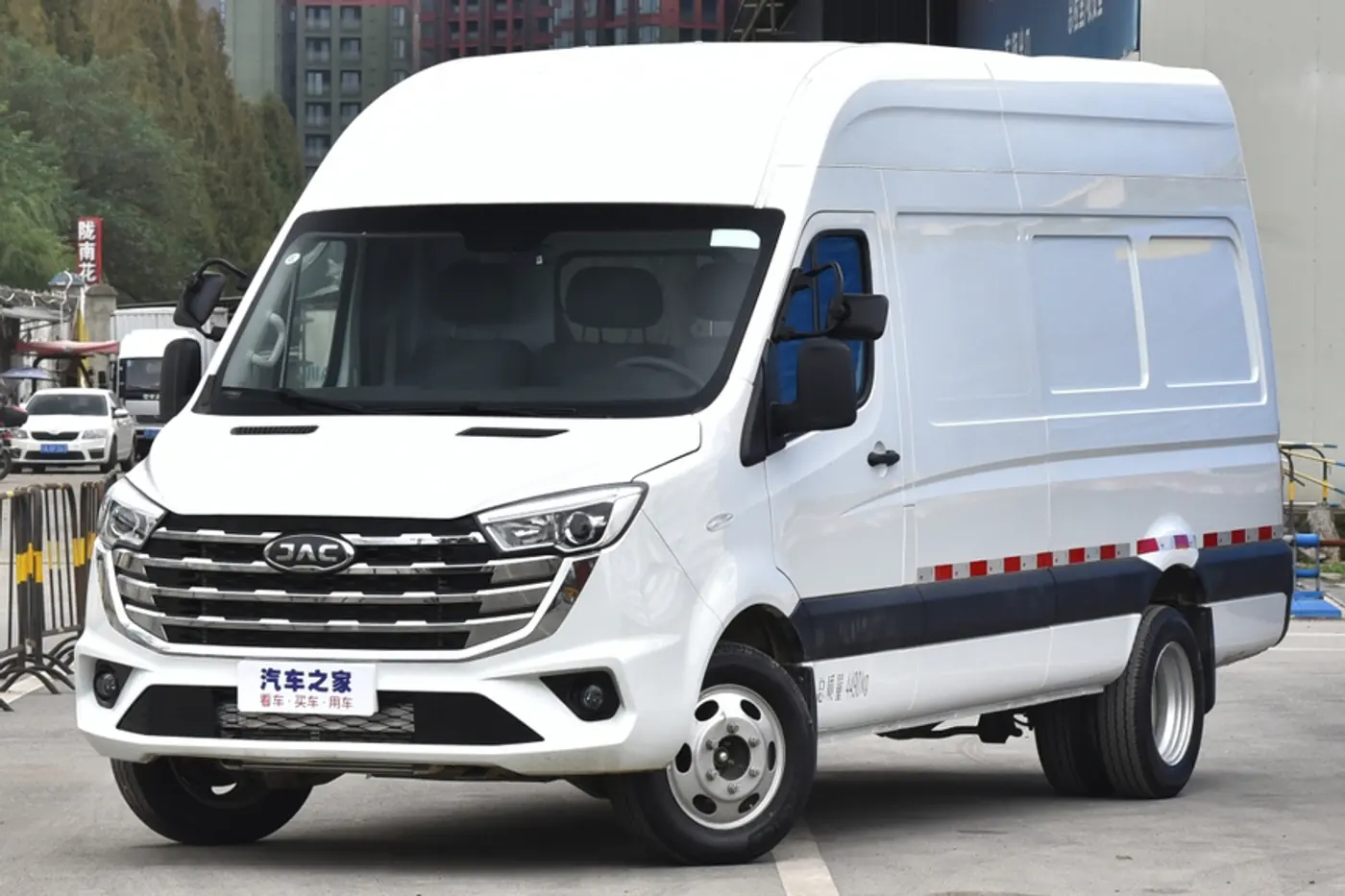 JAC Motors вывела на рынок рестайлинговый Sunray. Сравнили его с МАЗ-365022