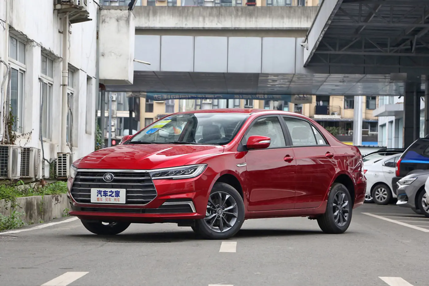 Много электрокаров и Volkswagen. Какие авто продаются в Китае и насколько это отличается от нашего рынка