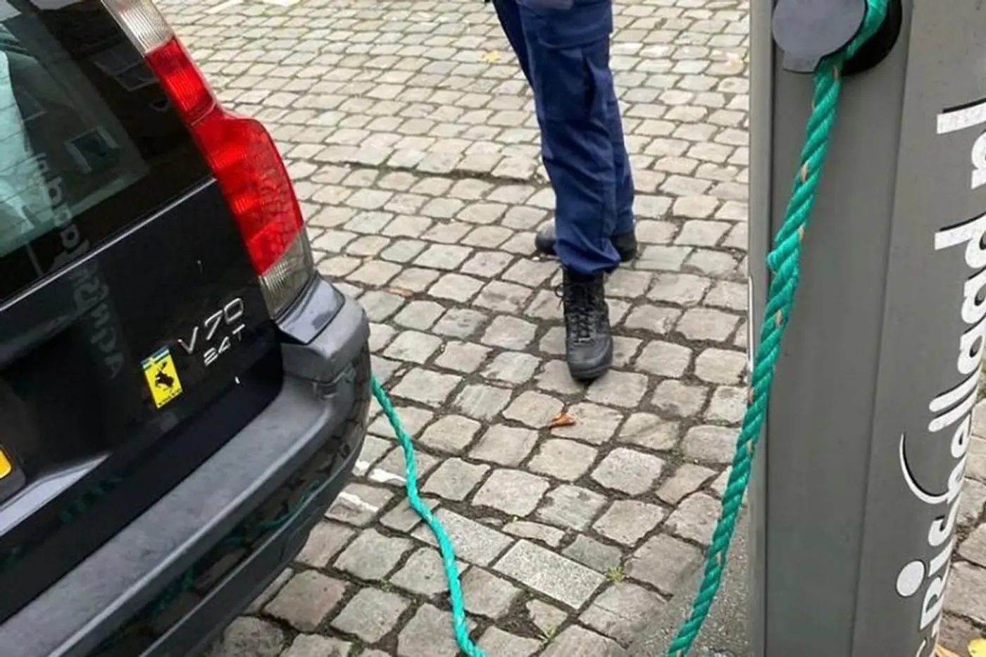 Хитрый голландец "заряжал" свой Volvo V70 с помощью веревки – полиция в это не поверила