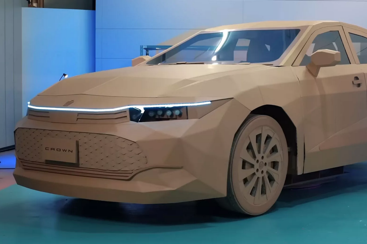 Toyota из картона и очень удачливые водители. Смотрим лучшие видео ноября