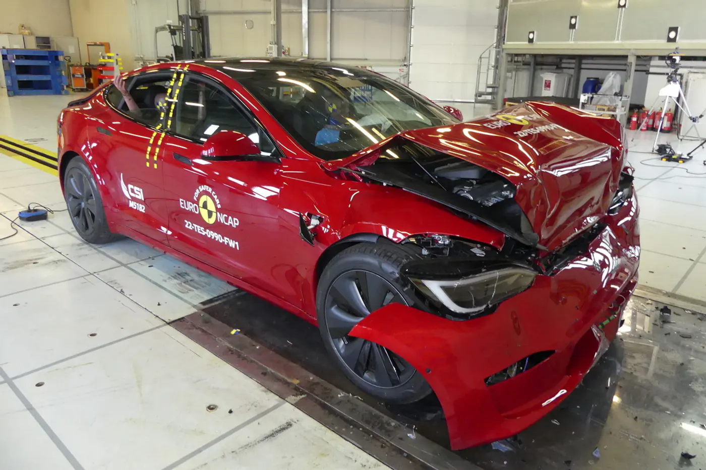Сосчитаем звездочки? Tesla Model S и Range Rover разбили на краш-тесте EuroNCAP