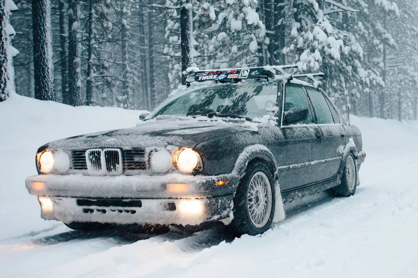 Гроза зимних парковок и герой дрифта. BMW E30 отмечает 40-летие