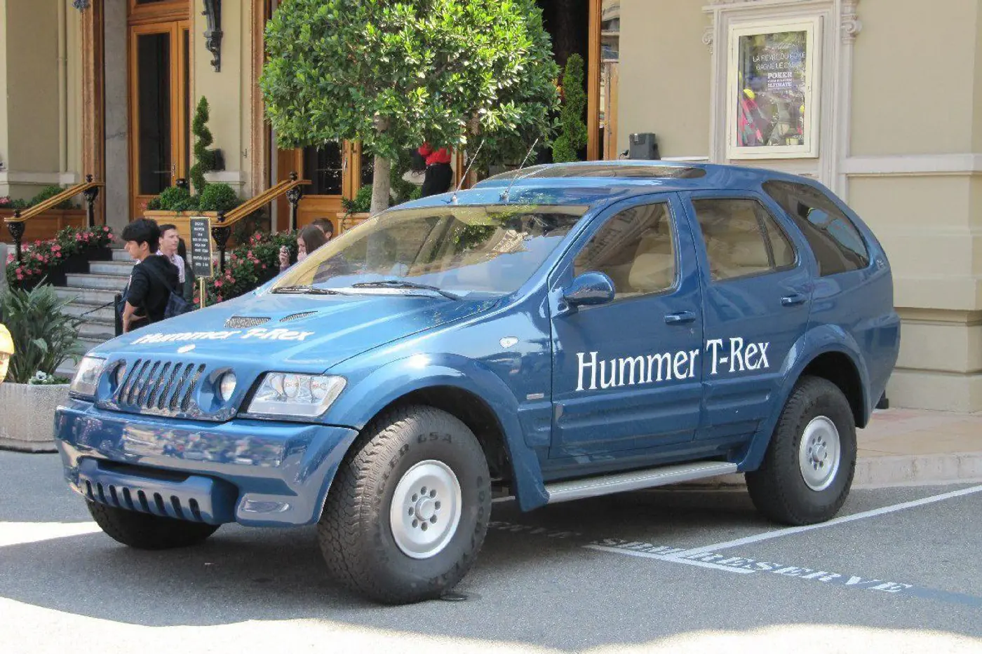 Как Hummer, только гламурнее. Вспоминаем монструозный T-Rex из начала 2000-х