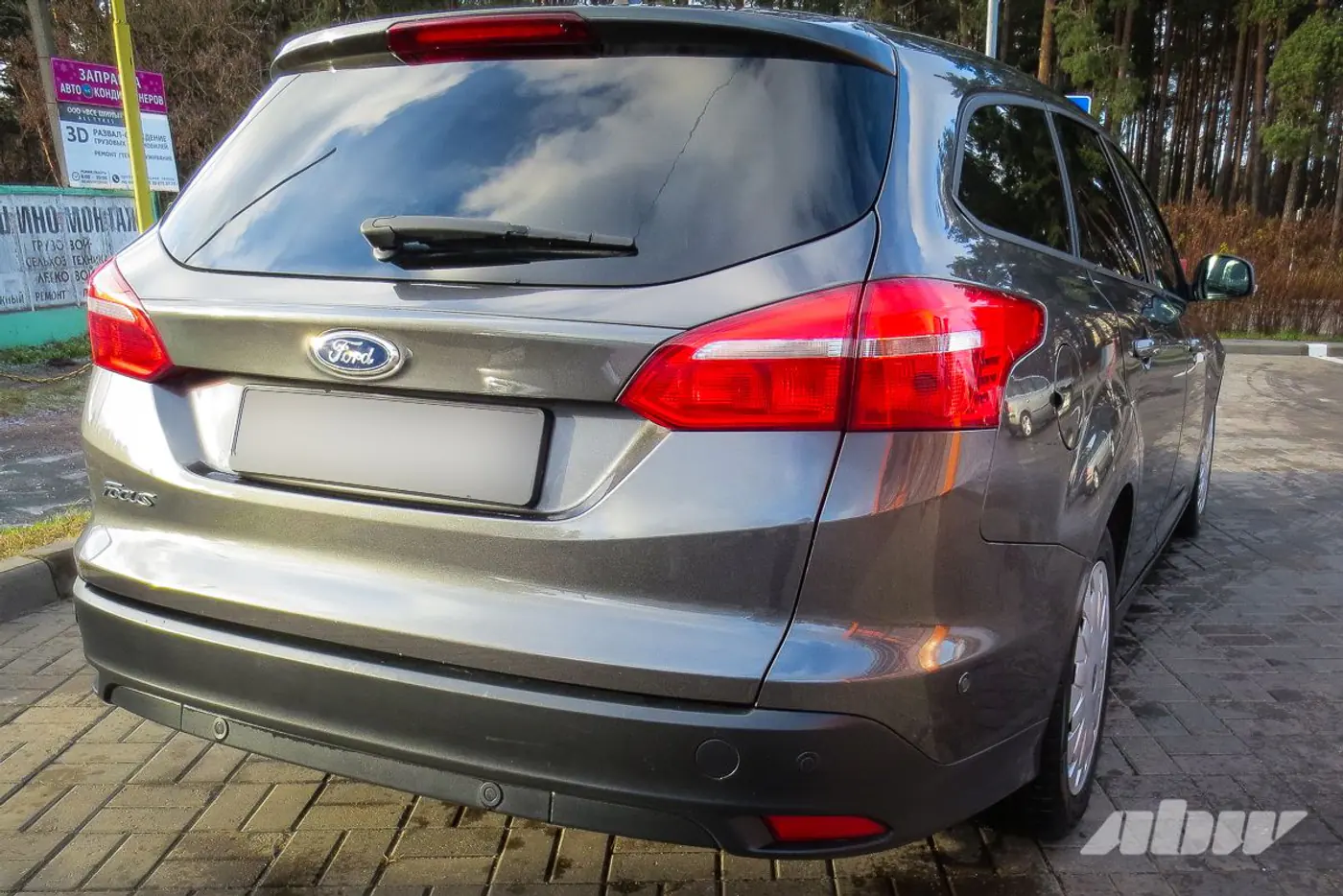 Ford_Focus_сзади_справа