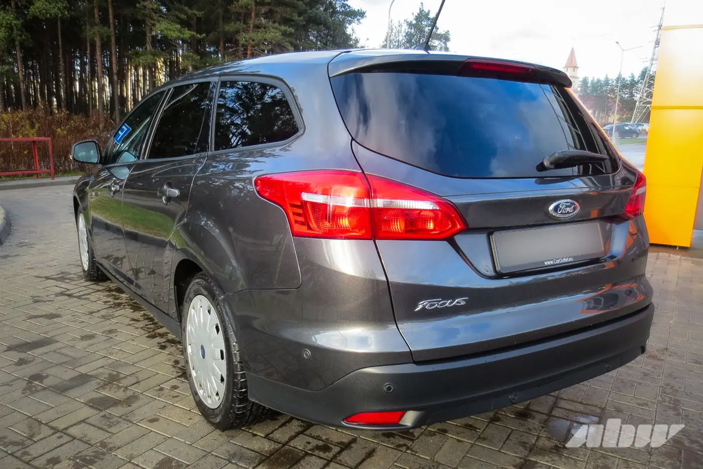 Ford_Focus_сзади_слева