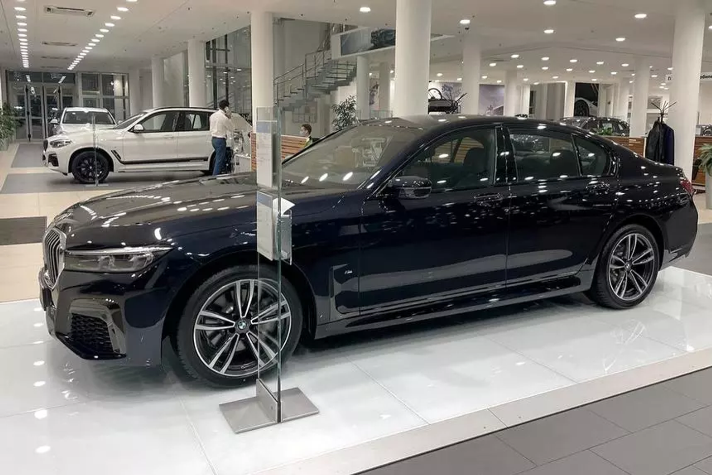 Предназначенные для России BMW и Mercedes не смогли продать в Европе и везут в РФ через Беларусь