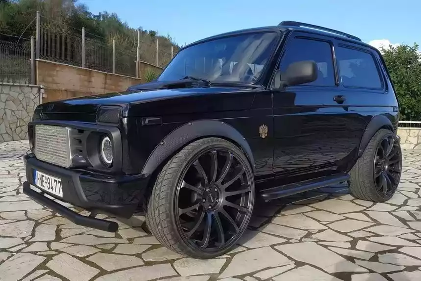 "Прокачанная" в Греции Lada Niva 2004 года продается по цене нового BMW