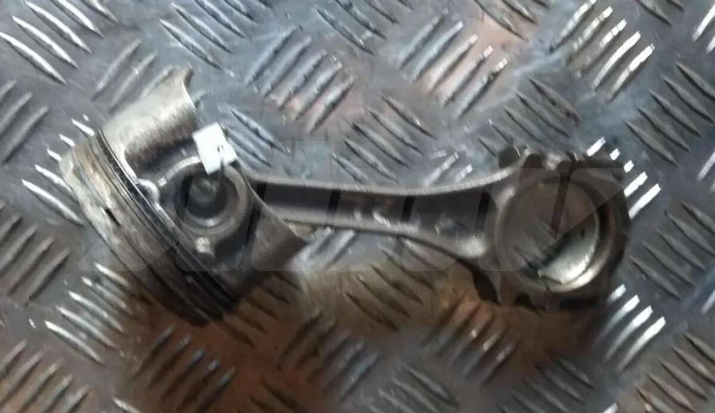 Поршень к Mazda 323 2000