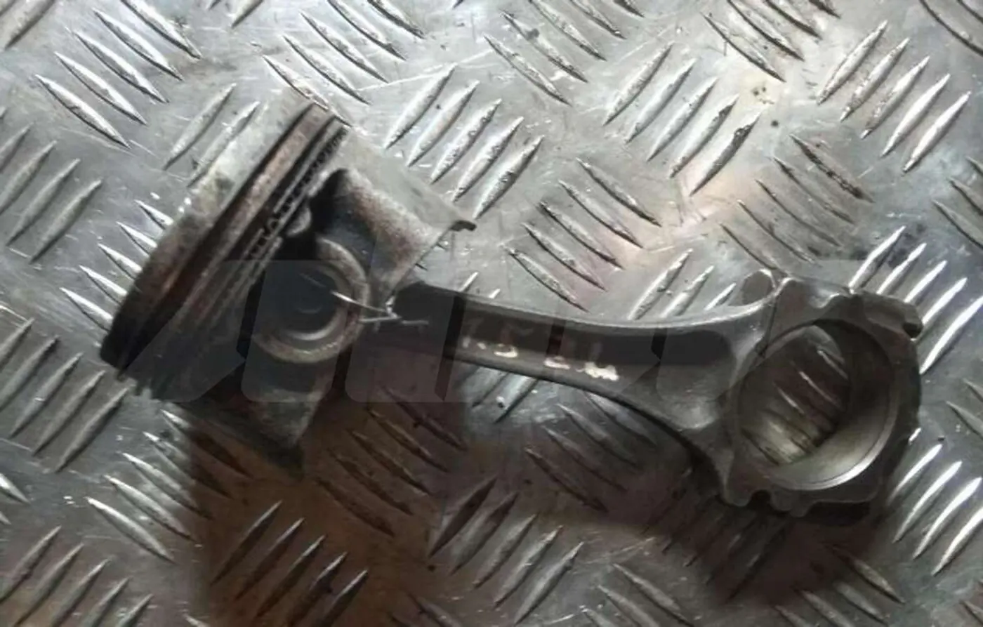 Поршень к Mazda 323 2000