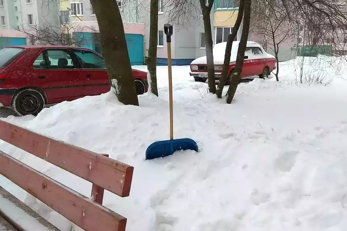 Чистить снег или нет? Спросили водителей о 