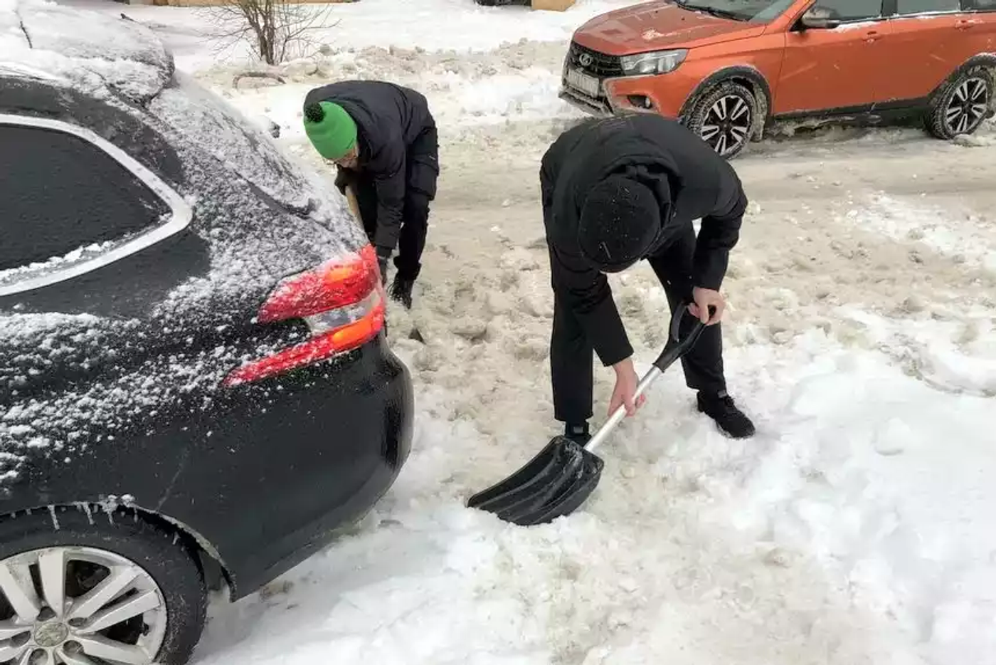 Чистить снег или нет? Спросили водителей о "вечном" вопросе