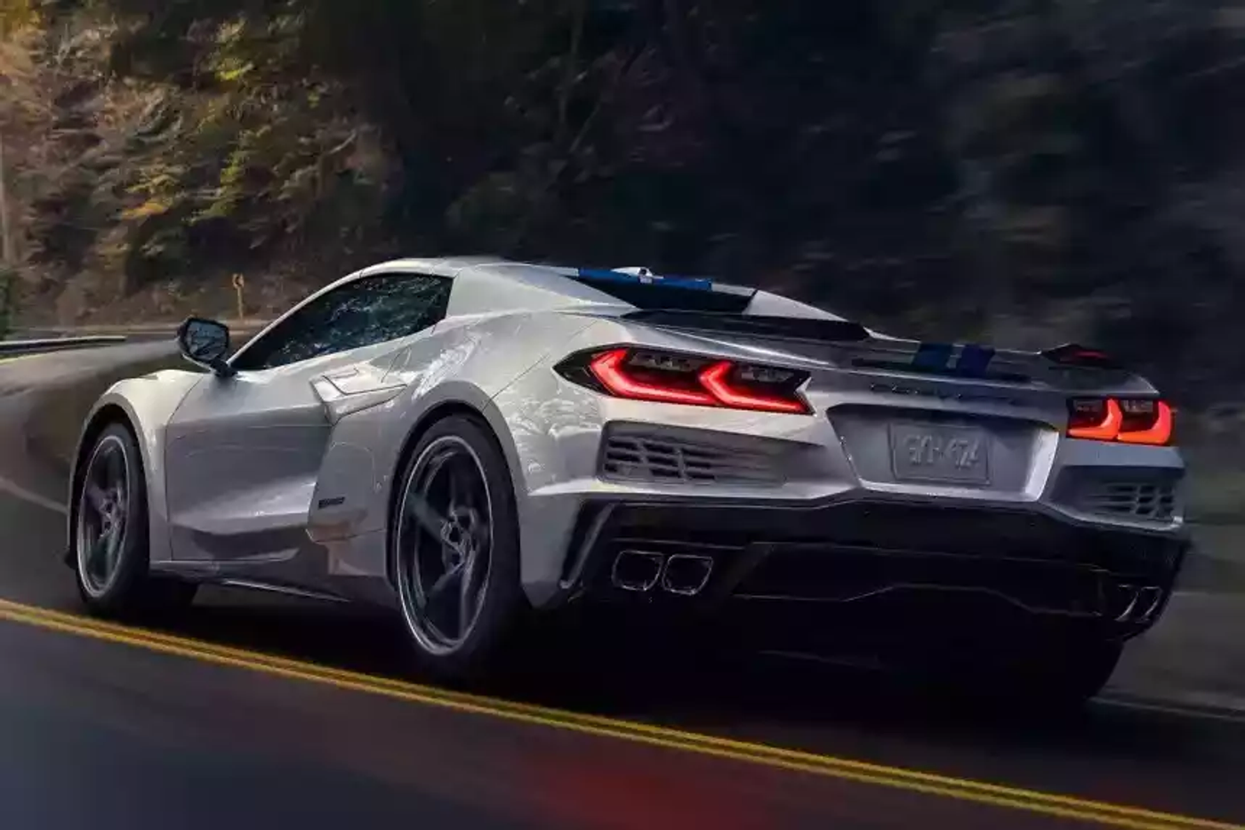 Chevrolet Corvette получил гибридную установку и полный привод