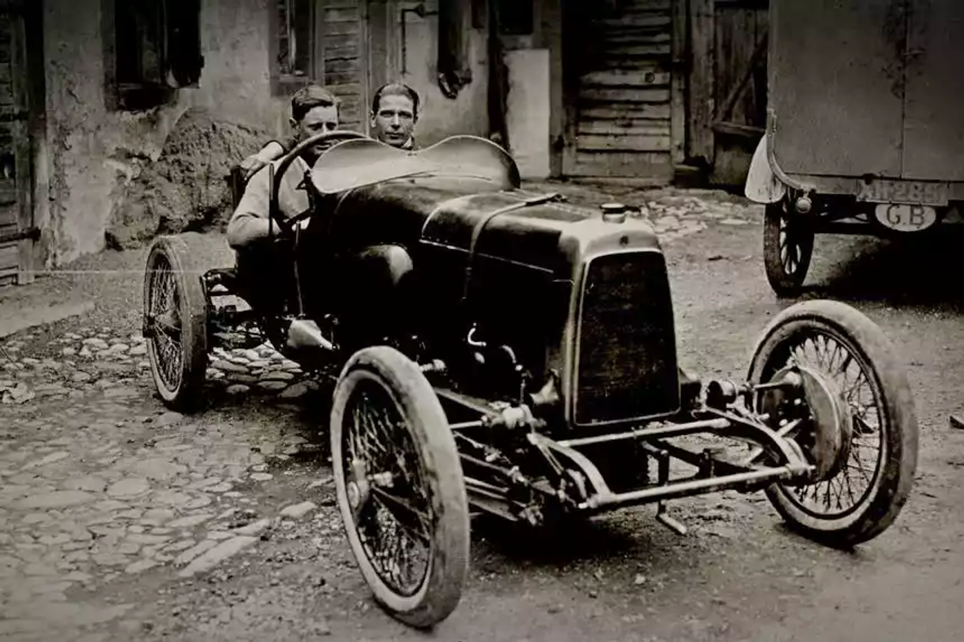 Легенда Aston Martin: вспоминаем основные вехи 110-летней истории британской марки