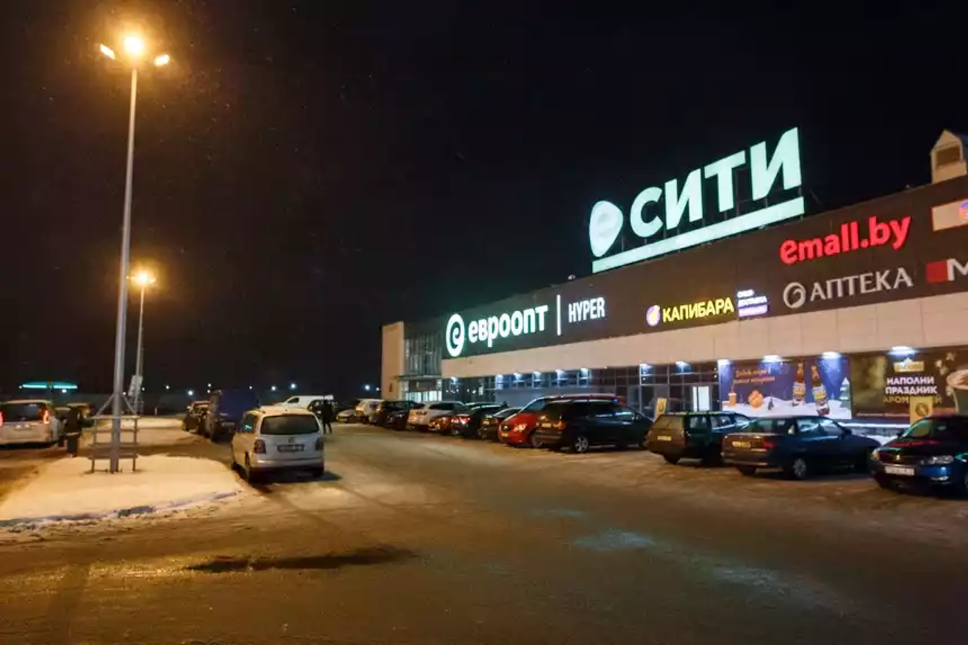 Лень или что-то еще? Как паркуются водители у ТЦ, даже если хватает мест
