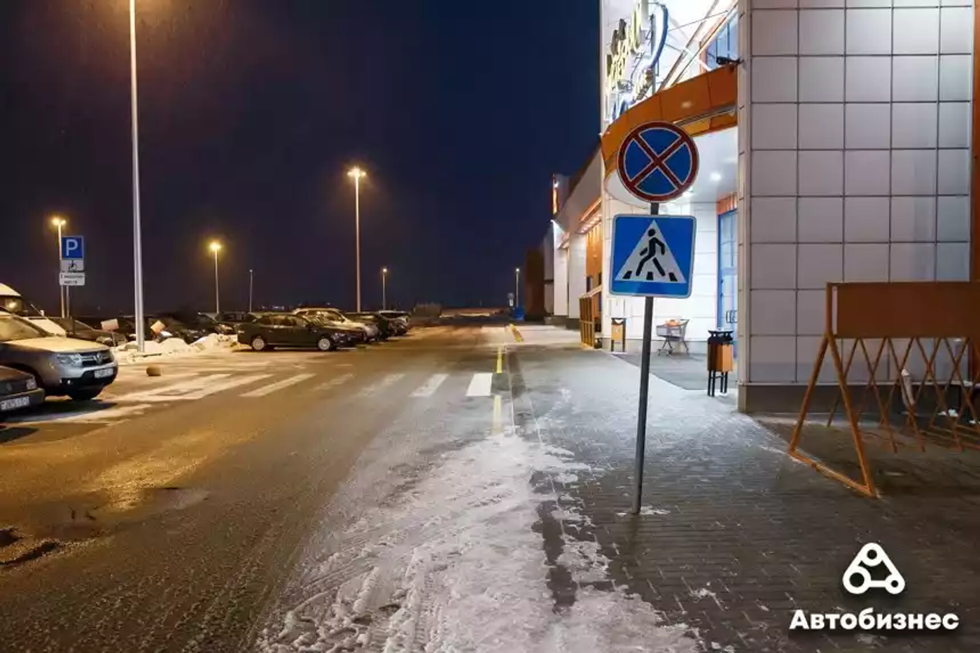 Лень или что-то еще? Как паркуются водители у ТЦ, даже если хватает мест