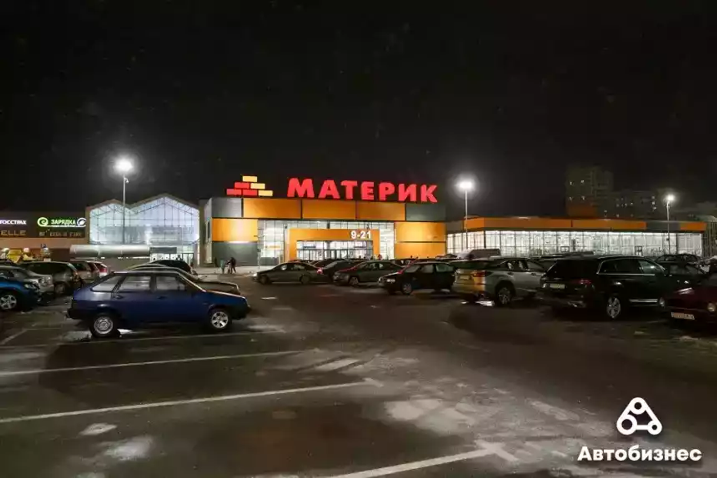 Лень или что-то еще? Как паркуются водители у ТЦ, даже если хватает мест