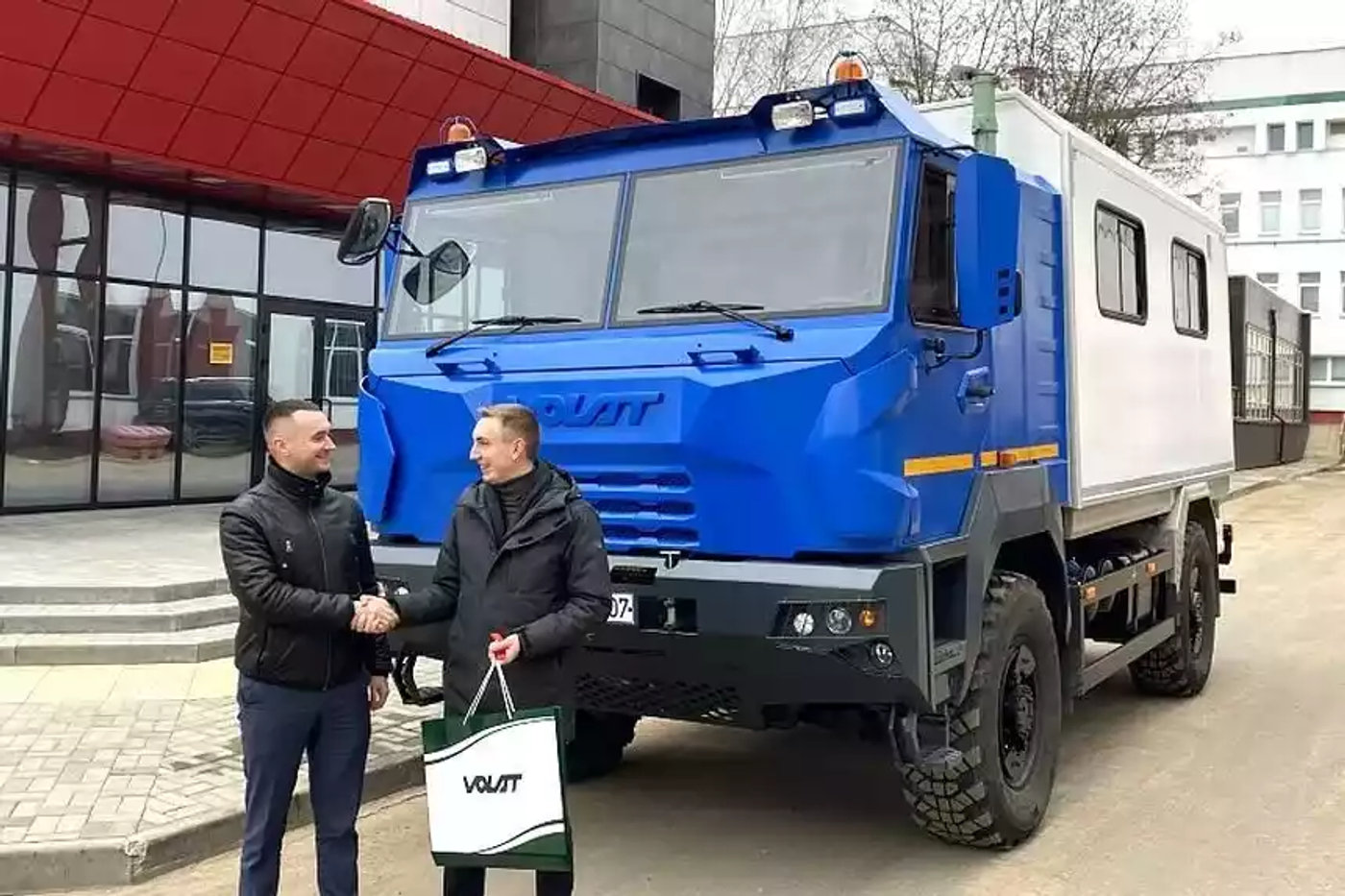 Начат выпуск нового МЗКТ-4503 – заказчику передана первая партия серийных машин