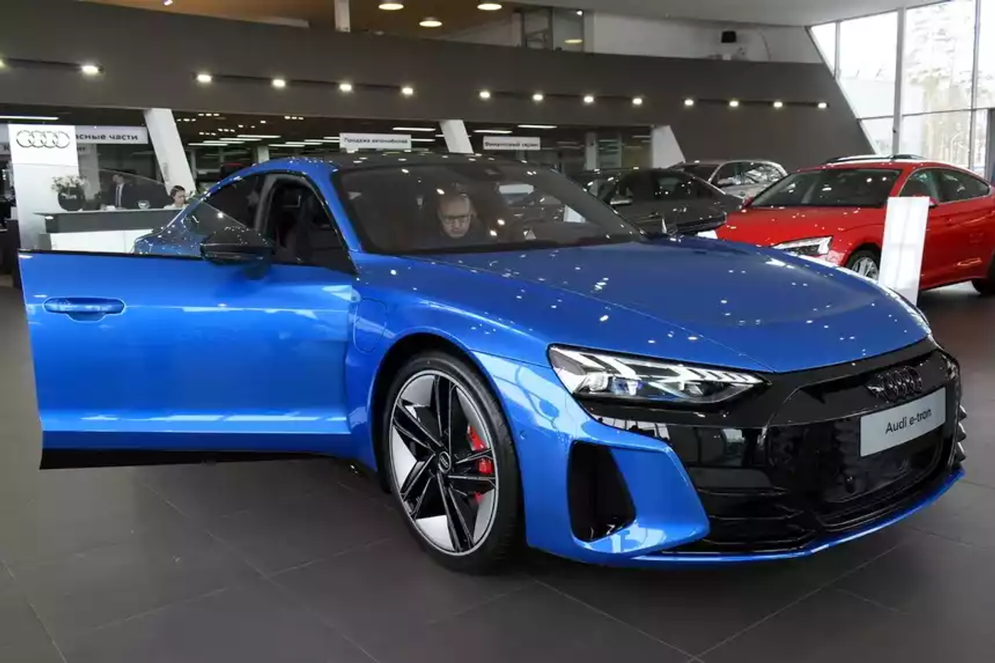 Электрическая сила! Изучили в статике Audi RS e-tron GT