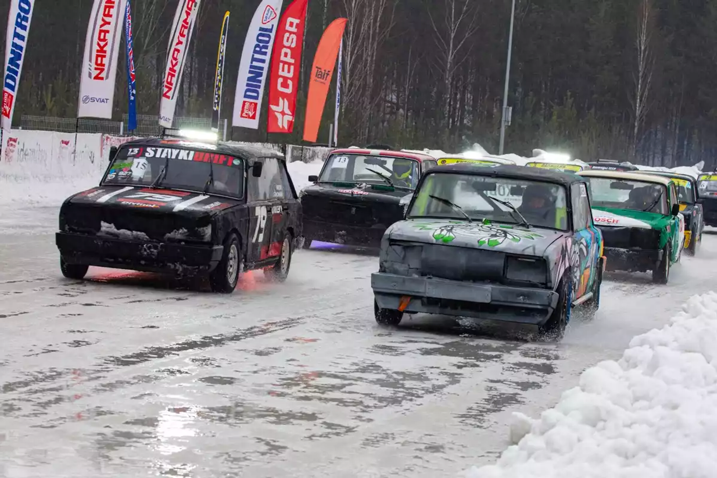 Поставил мотор от "жигулей" из-под забора – и выиграл! Гонки в формате NASCAR провели в Стайках