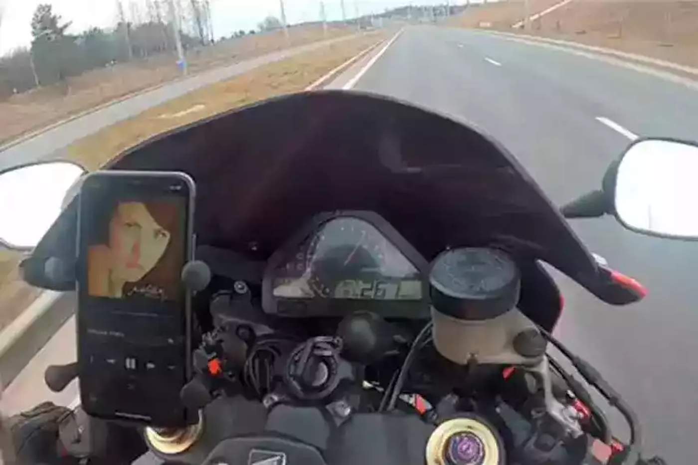 Парень разогнался на мотоцикле до 179 км/ч и пожаловался, что его не видят автомобилисты. Видео