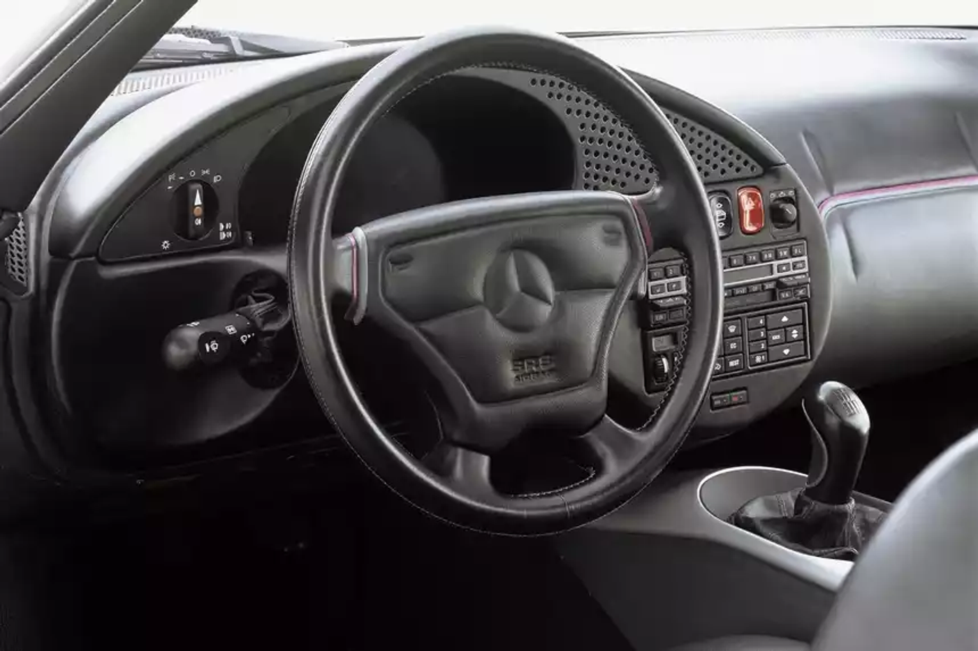 Слишком технологичный? История суперкара Mercedes, который был в шаге от серии