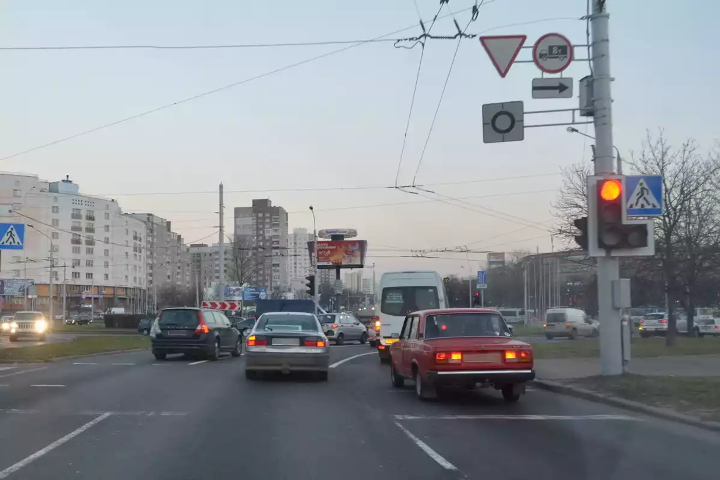 «Пролеты на красный становятся модными». Водители – о ситуациях на весенних дорогах