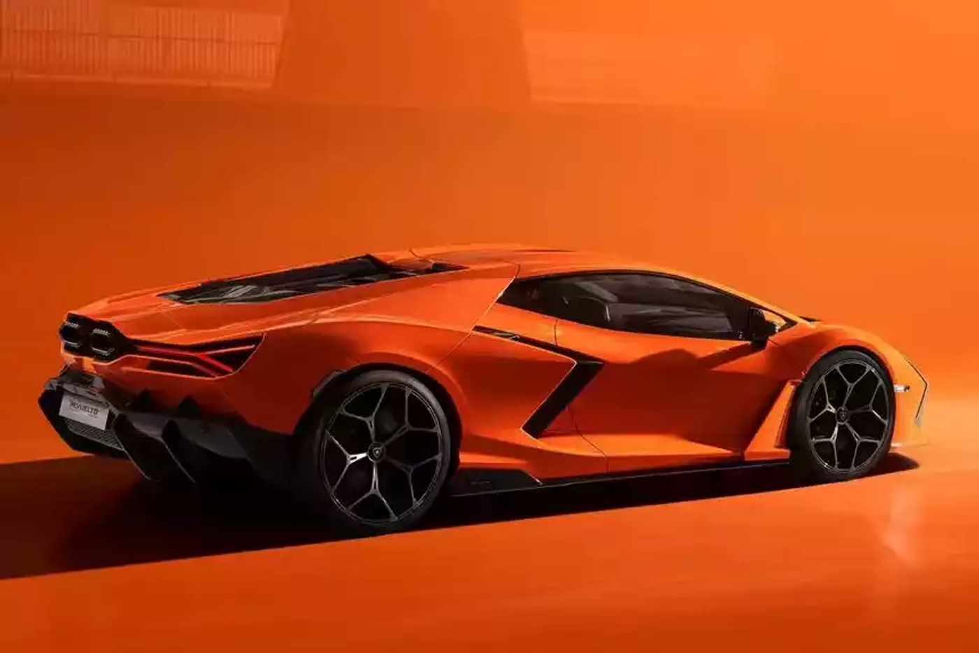 Новый «боевой бык» Lamborghini – знакомимся с супергибридом Revuelto