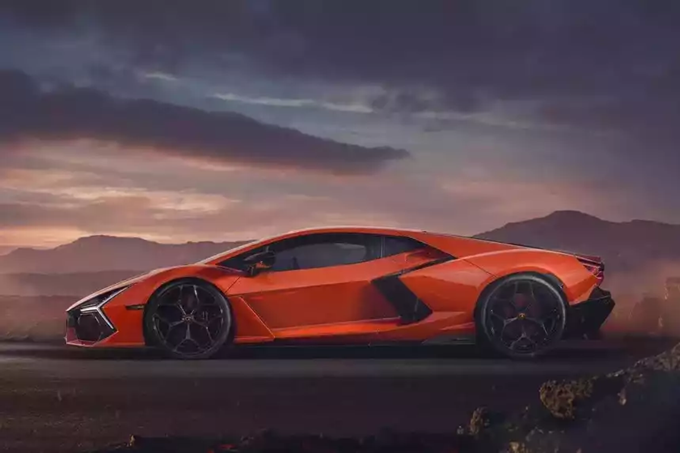 Новый «боевой бык» Lamborghini – знакомимся с супергибридом Revuelto