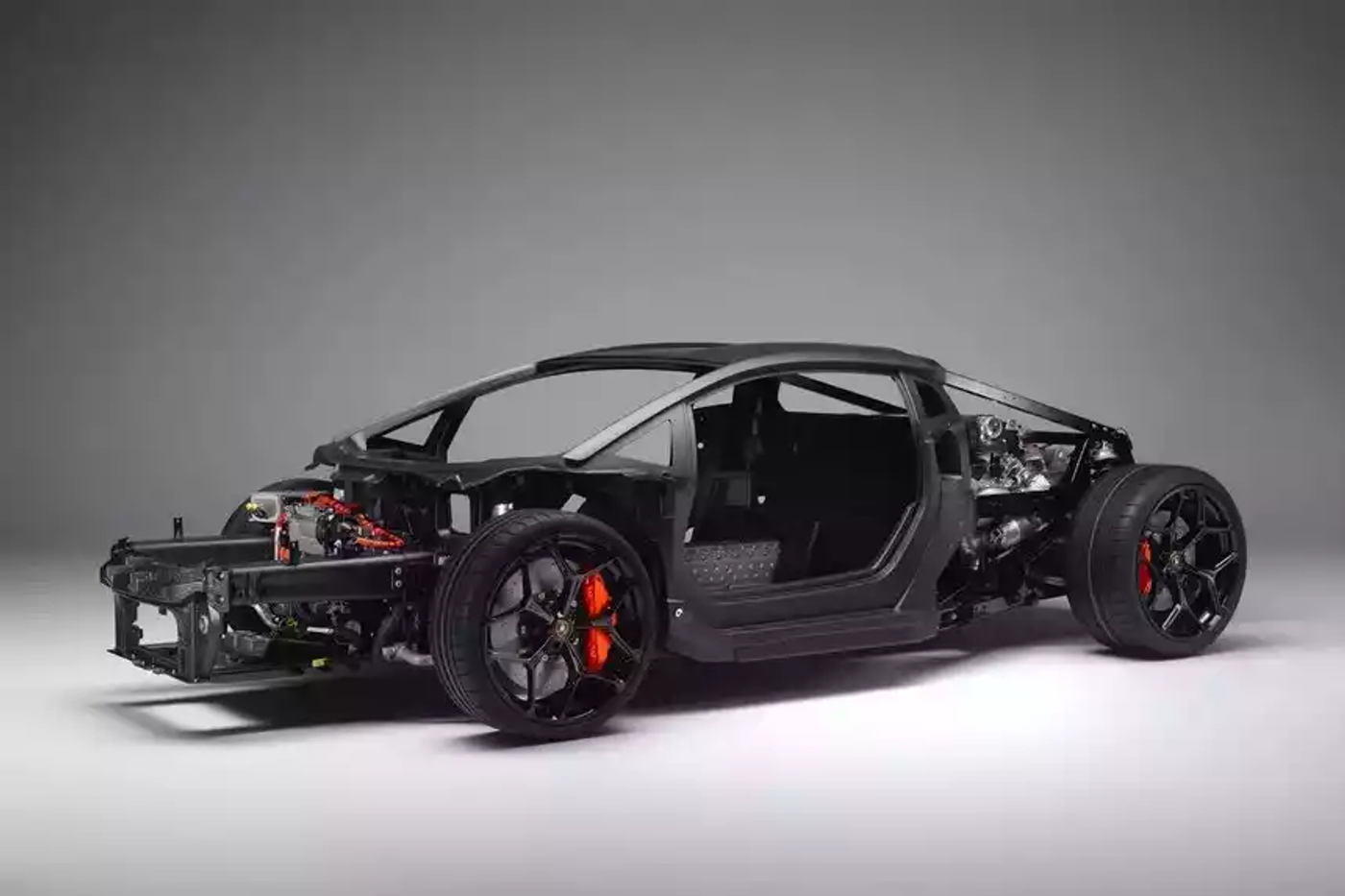 Новый «боевой бык» Lamborghini – знакомимся с супергибридом Revuelto