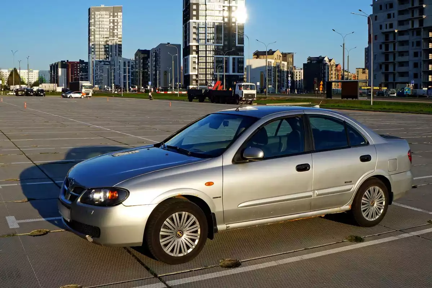 «Дешевая машина – это весело». Как выглядит Nissan Almera за 2500 долларов