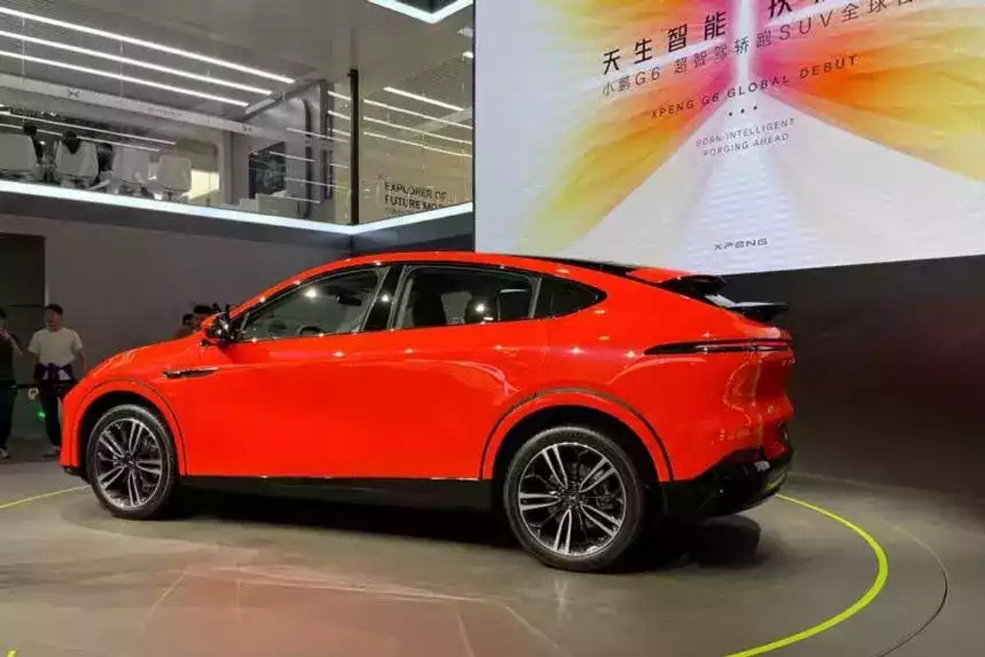 кроссовер Xpeng G6 вид сбоку