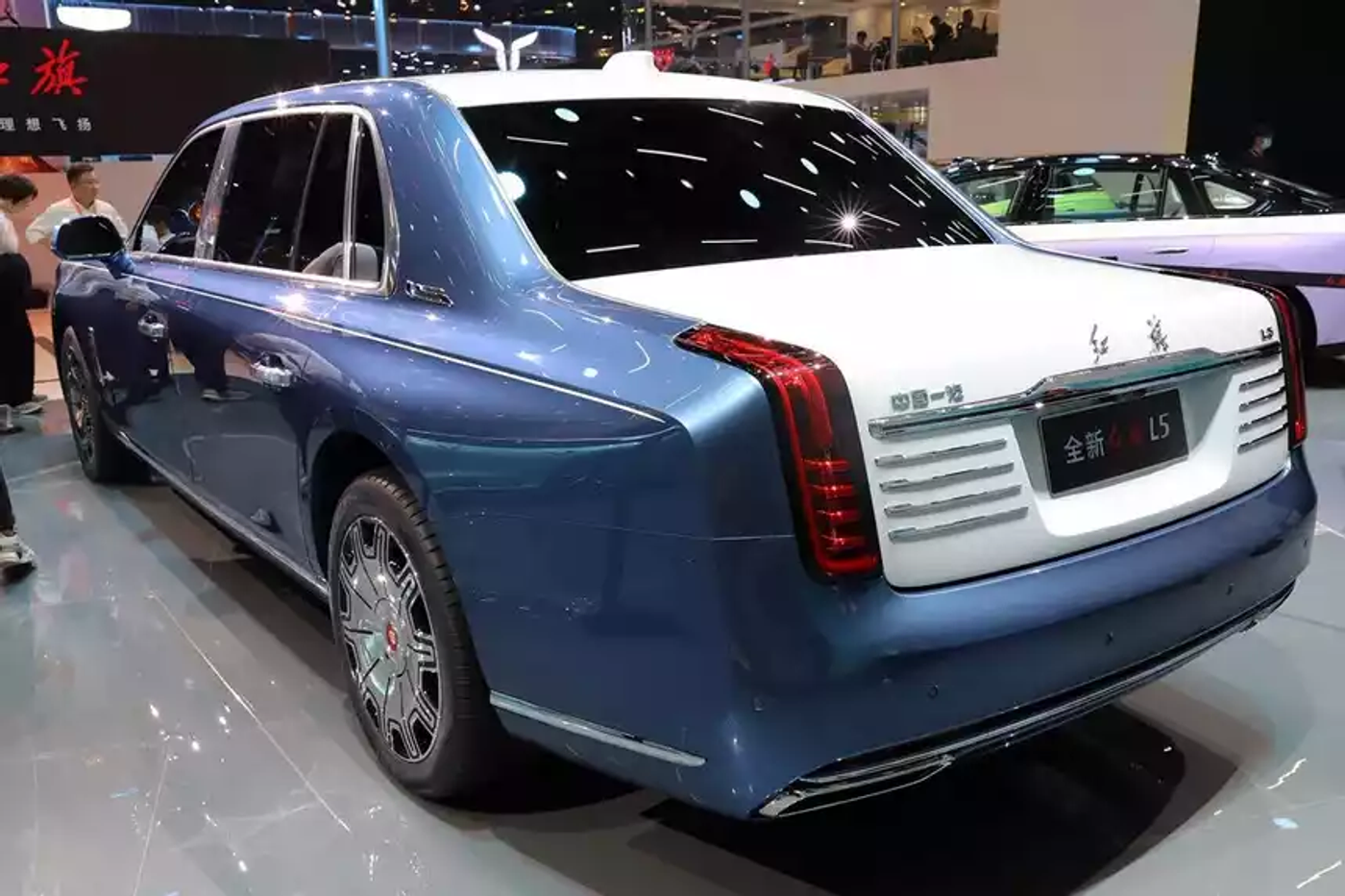 седан Hongqi L5 вид сзади