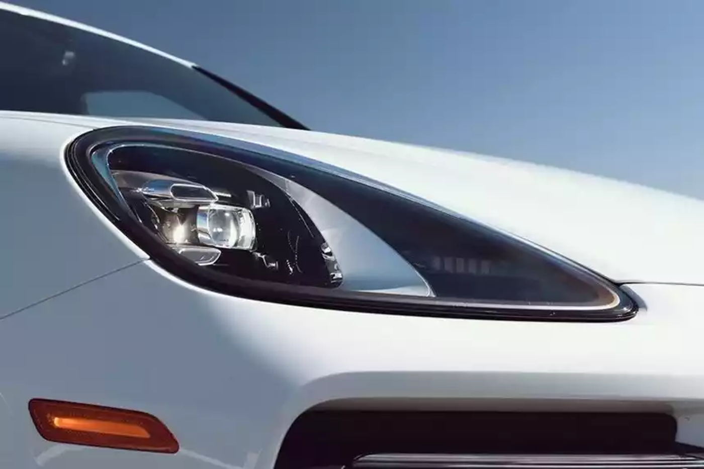 На неходячего инвалида растаможили Porsche за 86.000 евро. Ему придется платить налог?