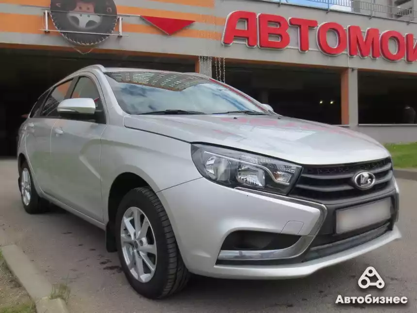 «Берет дешевизной обслуживания». Мнение владельца Lada Vesta SW