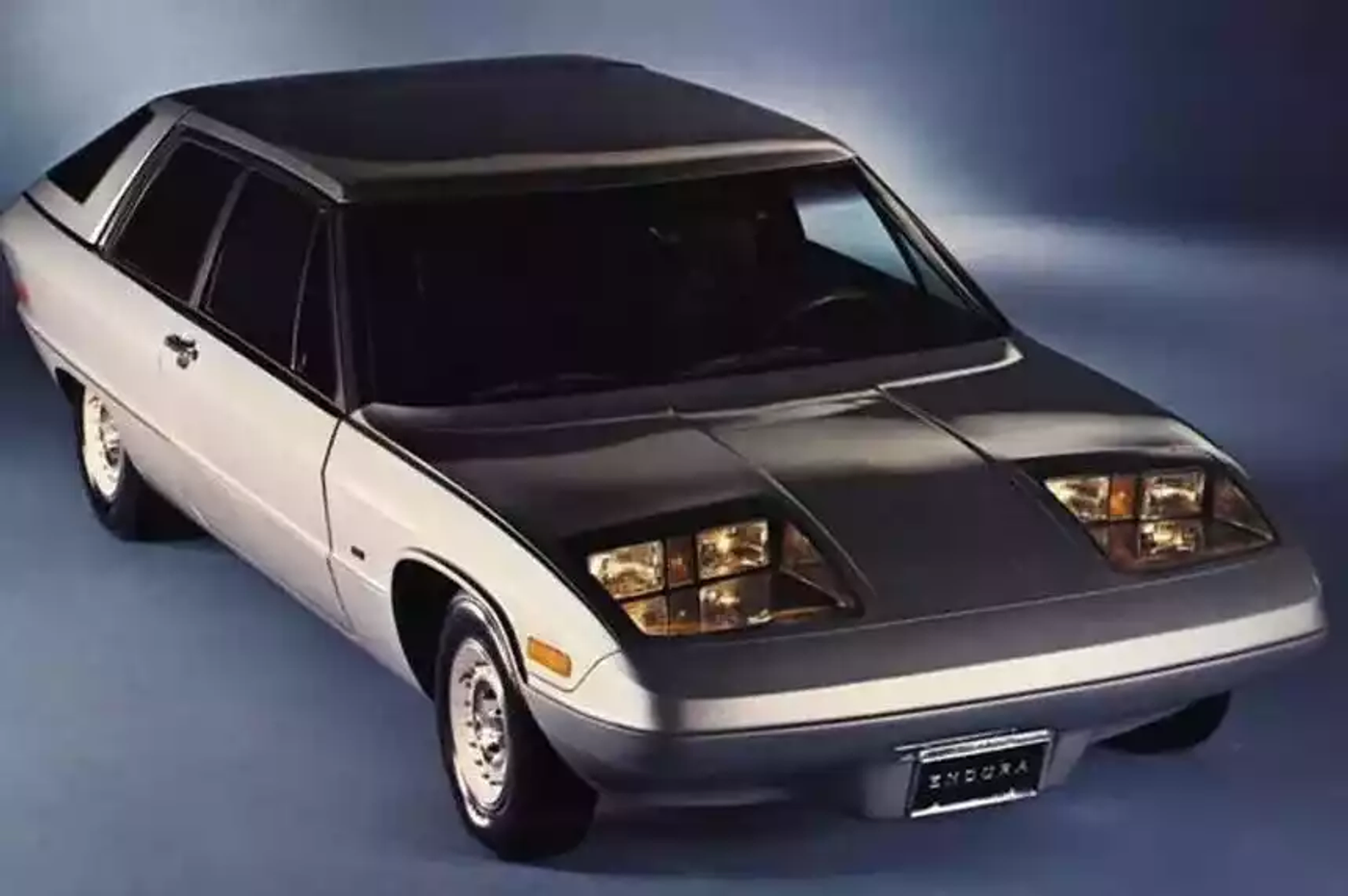 Большой экран и солидный запас хода. Что предлагала «Tesla» из 1970-х