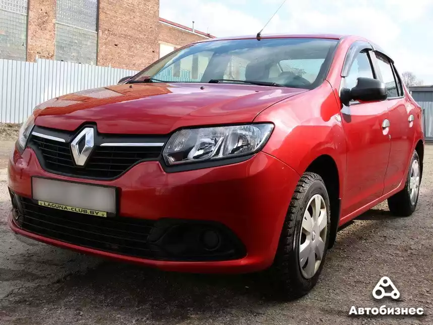 «Главное, что ездит и не ломается». Что говорят о Renault Logan