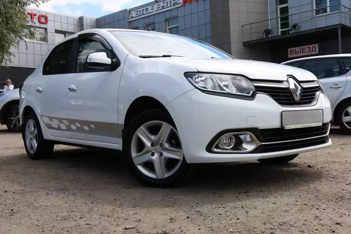 «Главное, что ездит и не ломается». Что говорят о Renault Logan