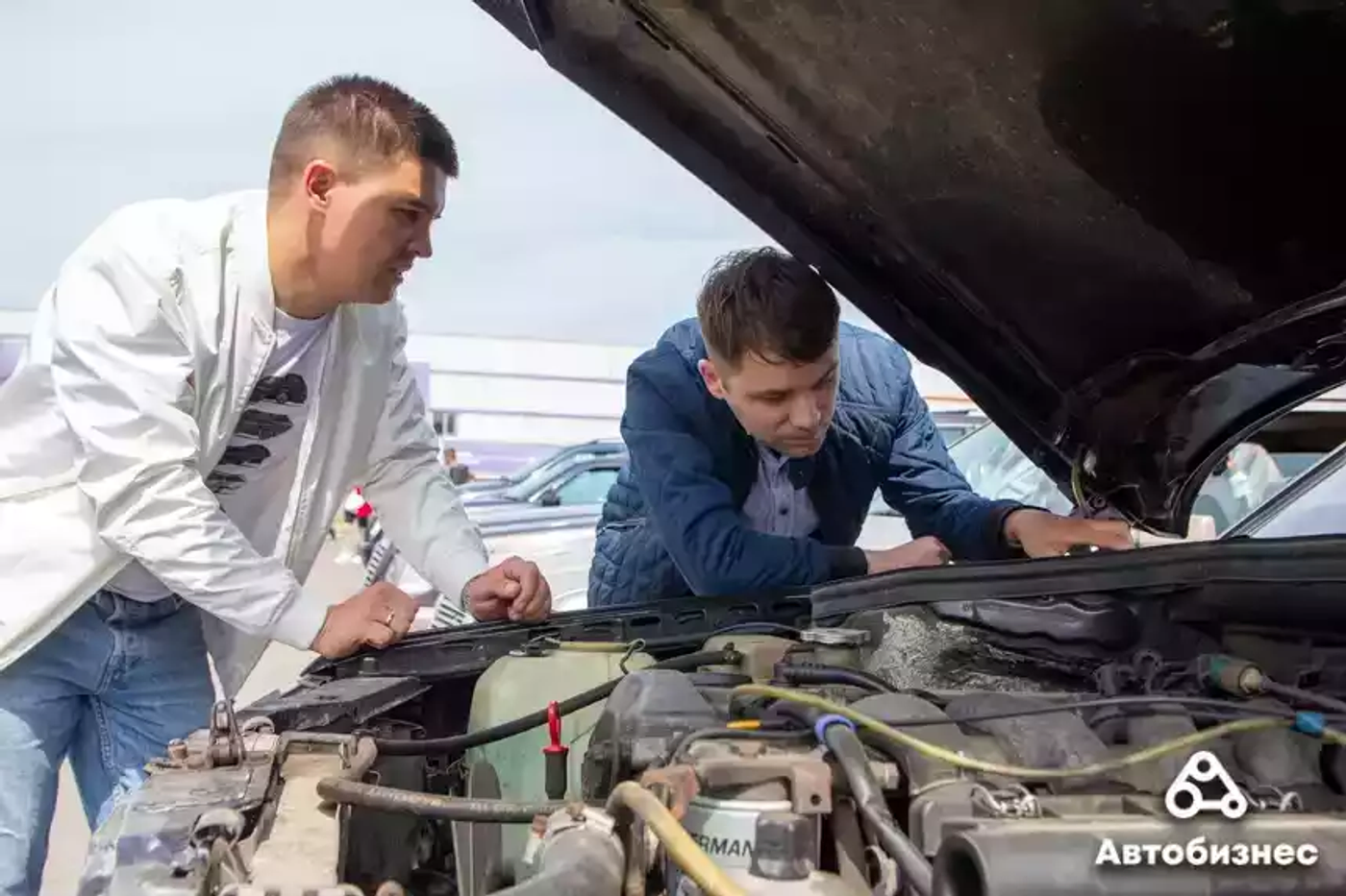 «Нет года выпуска, есть состояние». Владельцы старых Mercedes собрались на большую встречу